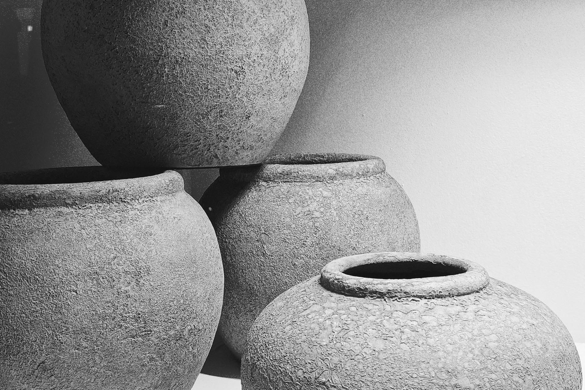 Textured ceramic vessels and surfaces in the TEPHRΛ Athens interior